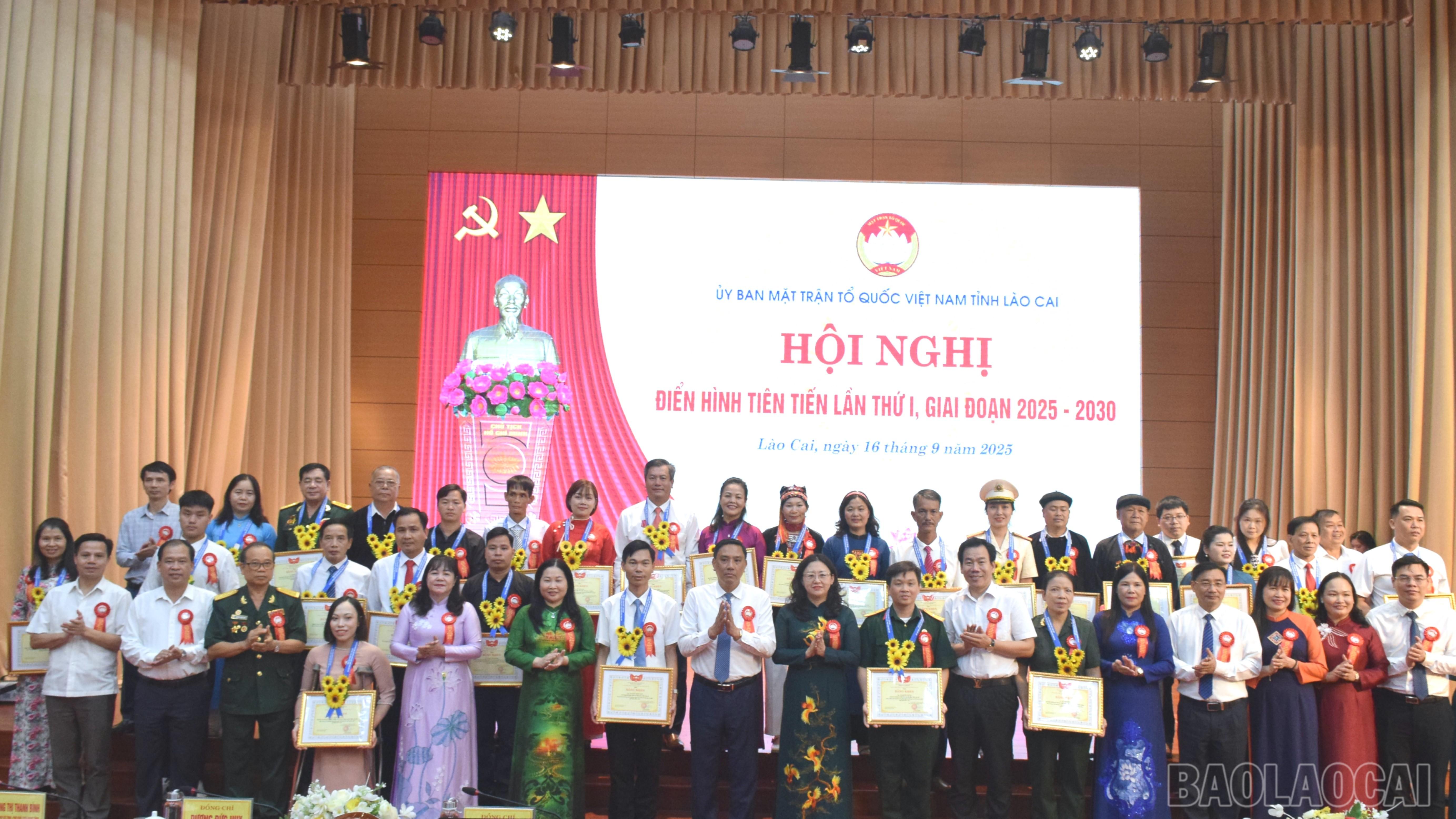 Các đồng chí lãnh đạo tỉnh chụp ảnh lưu niệm cùng các điển hình tiên tiến trong Phong trào Thi đua yêu nước Mặt trận Tổ quốc tại Hội nghị. dsc-0542-8160.jpg