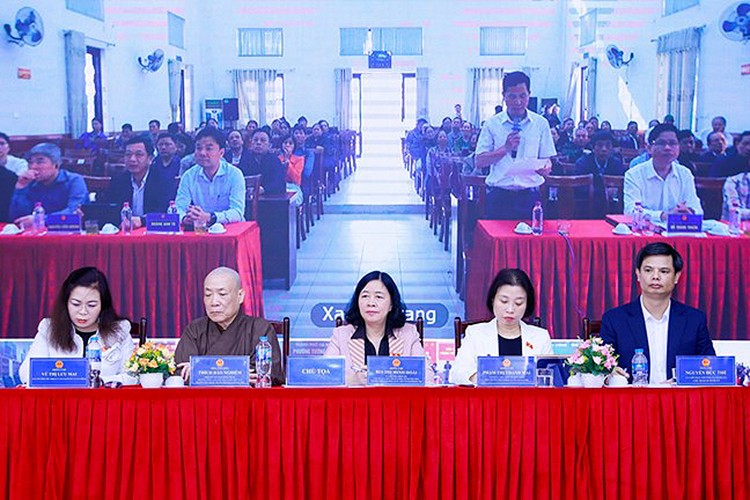 B&agrave; B&ugrave;i Thị Minh Ho&agrave;i, lắng nghe &yacute; kiến cử tri ng&agrave;y 19/12/2025.