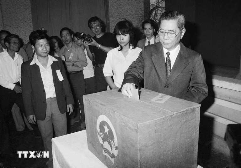 Tổng B&iacute; thư Nguyễn Văn Linh bỏ phiếu bầu đại biểu Quốc hội kh&oacute;a 8 v&agrave; Hội đồng Nh&acirc;n d&acirc;n c&aacute;c cấp tại đơn vị bầu cử số 6, phường Qu&aacute;n Th&aacute;nh, quận Ba Đ&igrave;nh (H&agrave; Nội), s&aacute;ng 19/04/1987.