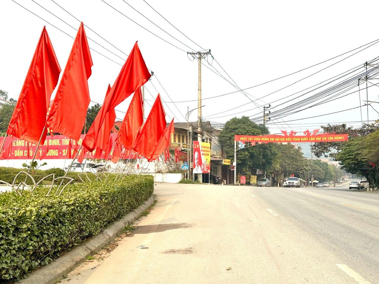C&aacute;c tuyến đường trung t&acirc;m x&atilde; Y&ecirc;n B&igrave;nh rực rỡ hồng kỳ, băng r&ocirc;n ch&agrave;o mừng Đại hội XIV của Đảng.