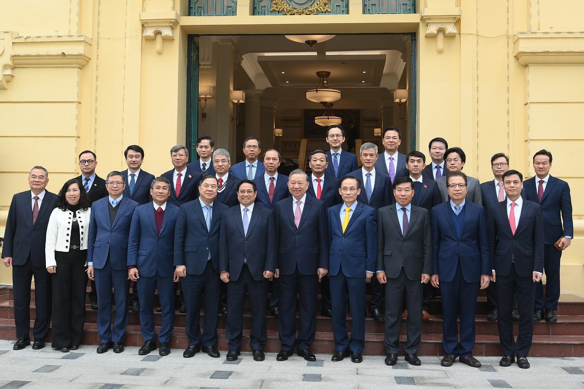 Tổng B&iacute; thư T&ocirc; L&acirc;m, Thủ tướng Ch&iacute;nh phủ Phạm Minh Ch&iacute;nh với c&aacute;c Đại sứ, Trưởng cơ quan đại diện Việt Nam tại nước ngo&agrave;i tham dự Đại hội XIV của Đảng. (Ảnh: ĐĂNG KHOA)