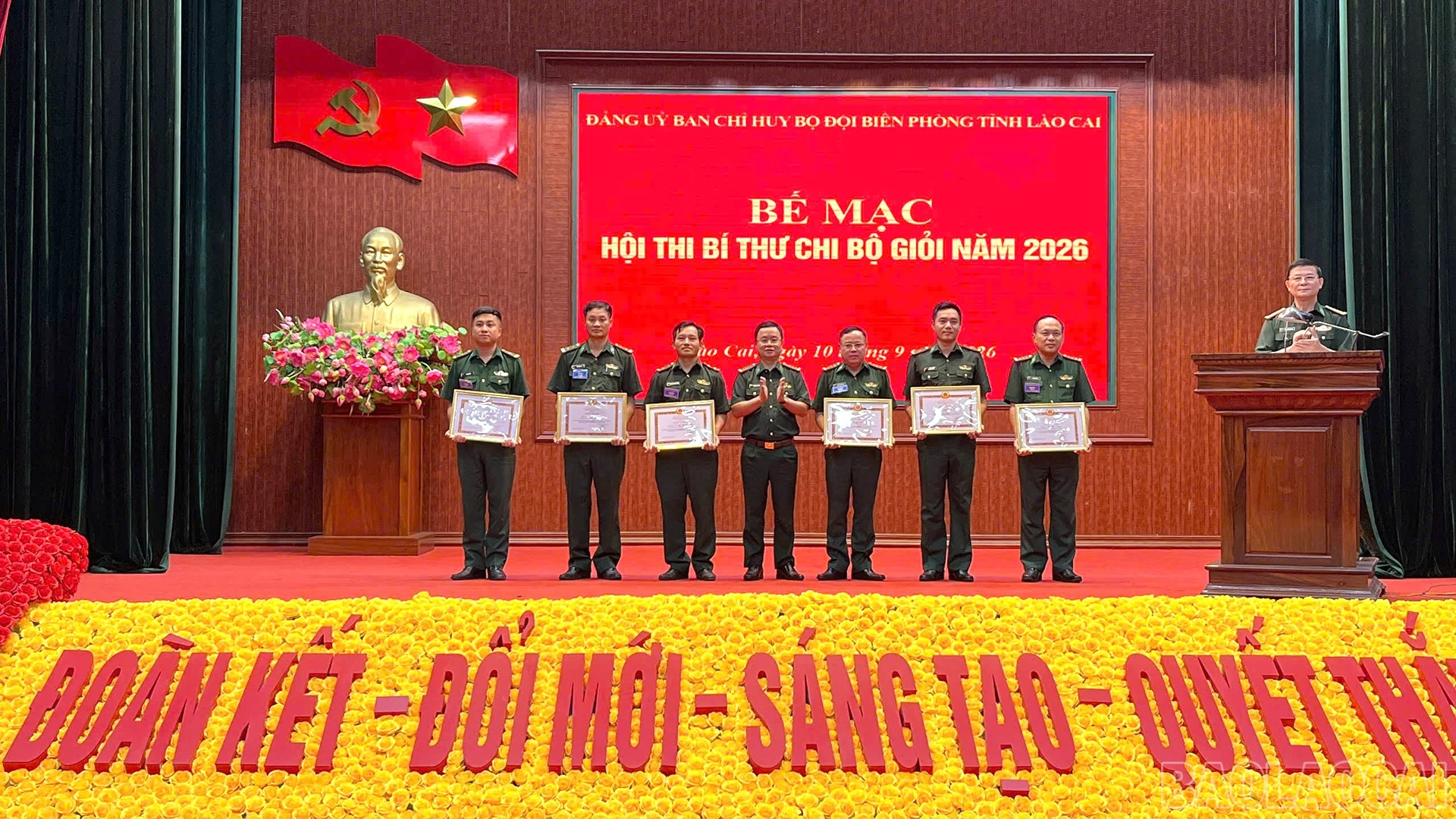 Đại tá Trần Quang Tùng - Chính ủy Bộ đội Biên phòng Lào Cai tặng giấy khen cho các cá nhân đoạt giải Nhất, Nhì và Ba. baolaocai-br_2-2.jpg
