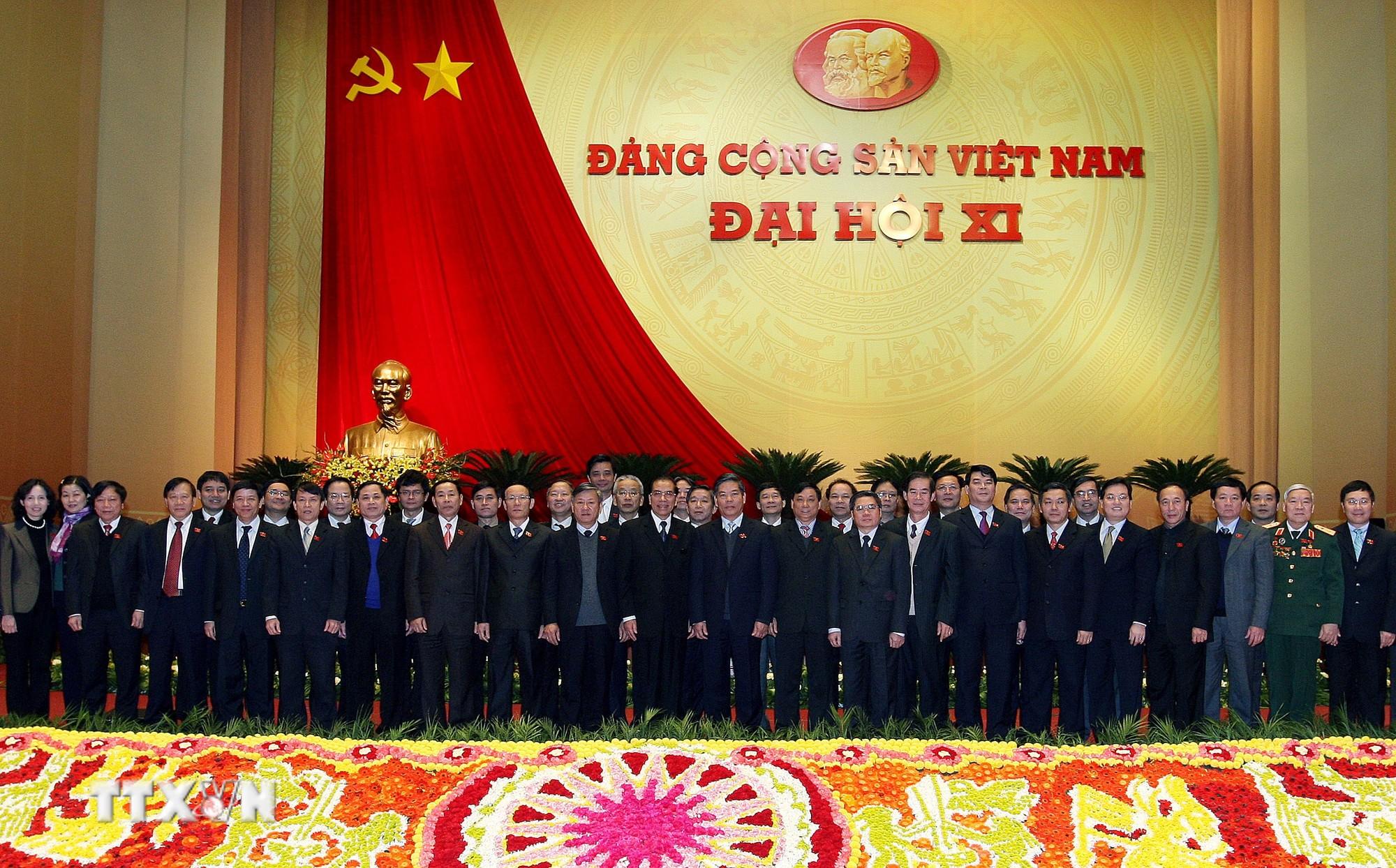 Tổng B&iacute; thư N&ocirc;ng Đức Mạnh với c&aacute;c đại biểu đo&agrave;n khối c&aacute;c cơ quan Trung ương. (Ảnh: TTXVN)