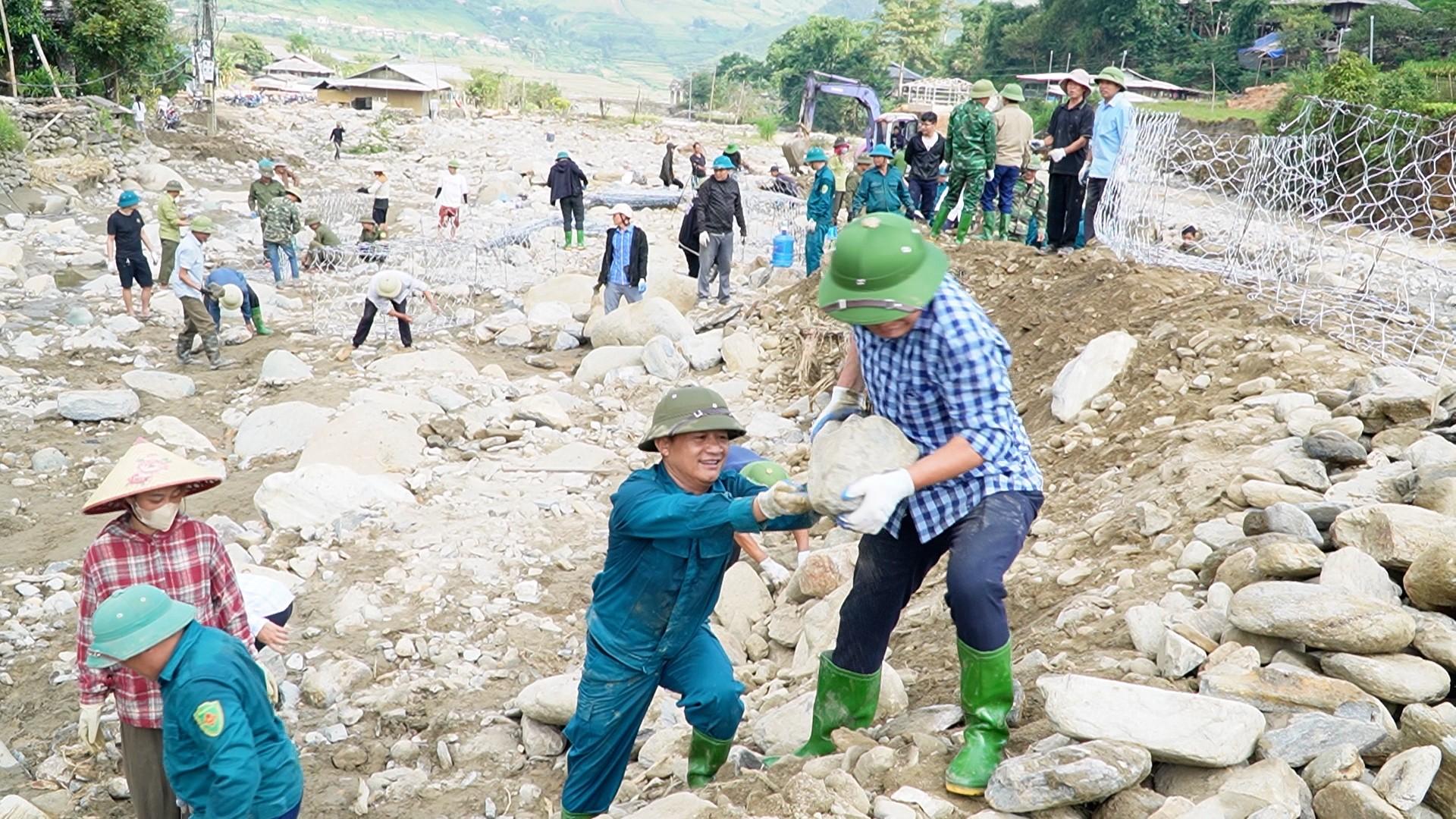 Lãnh đạo xã Tú Lệ cùng Nhân dân vận chuyển đá xây kè. cuoi-tuan-ld.jpg