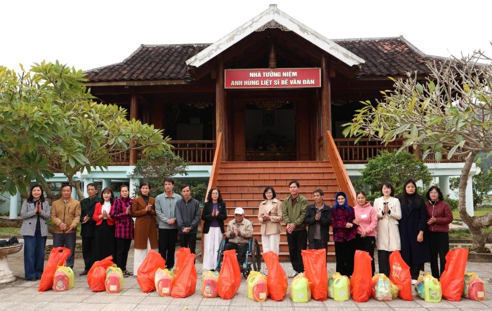 Đại diện Chi bộ Phóng viên - Báo Điện tử và Chi bộ Chuyên đề - Dân tộc trao quà cho người dân