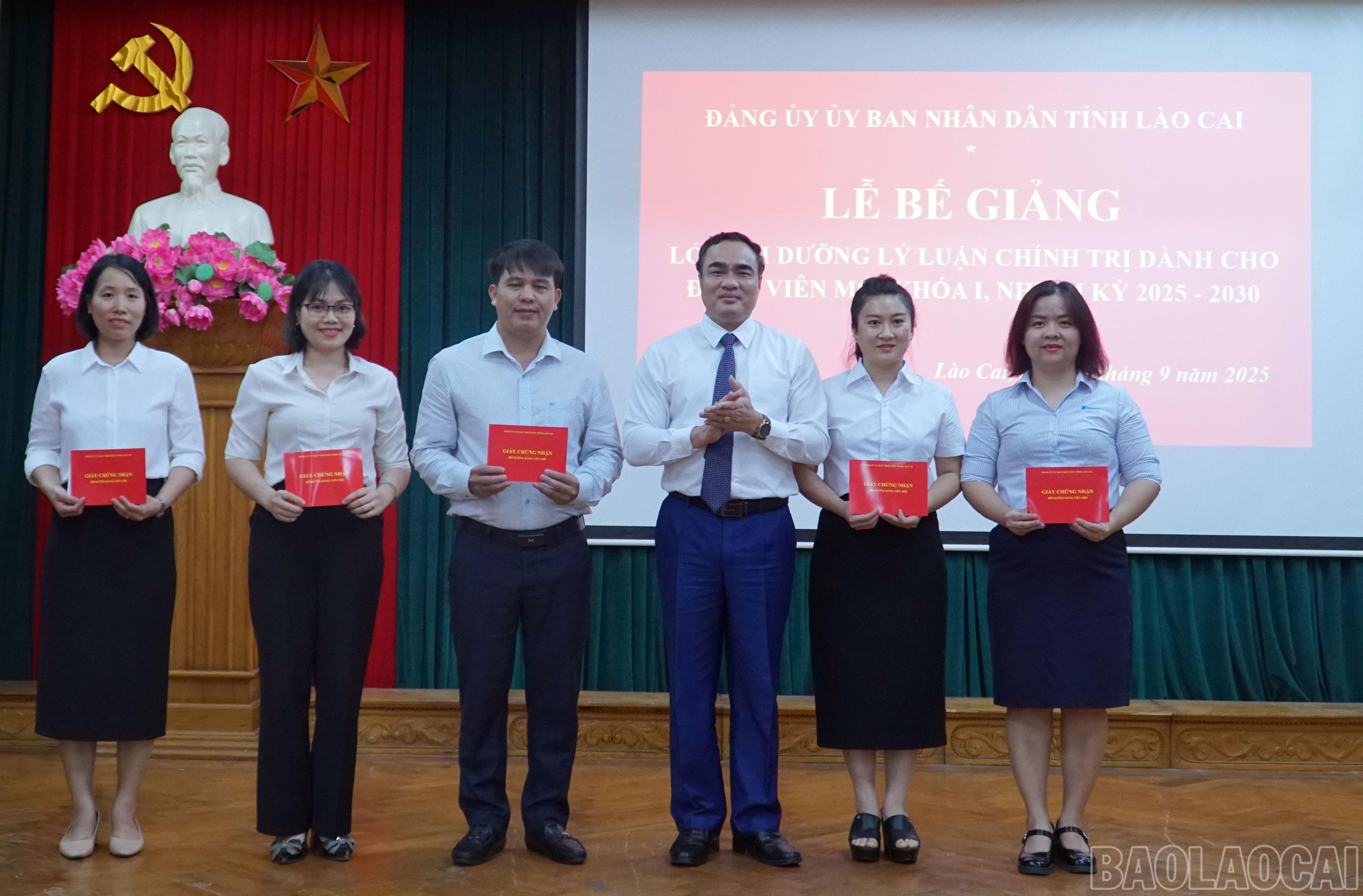 Đồng chí Nguyễn Hữu Long - Ủy viên Ban Chấp hành Đảng bộ tỉnh, Phó Bí thư Đảng ủy UBND tỉnh trao chứng nhận cho 5 học viên xuất sắc tại lớp bồi dưỡng lý luận chính trị dành cho đảng viên mới khóa I, nhiệm kỳ 2025 - 2030. baolaocai-br_be-giang-6.jpg