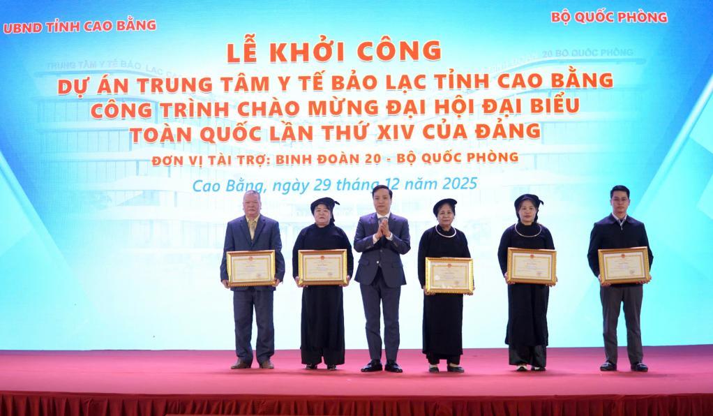 Chủ tịch UBND tỉnh L&ecirc; Hải H&ograve;a trao bằng khen cho c&aacute;c hộ gia đ&igrave;nh c&oacute; th&agrave;nh t&iacute;ch tốt trong c&ocirc;ng t&aacute;c giải ph&oacute;ng mặt bằng.