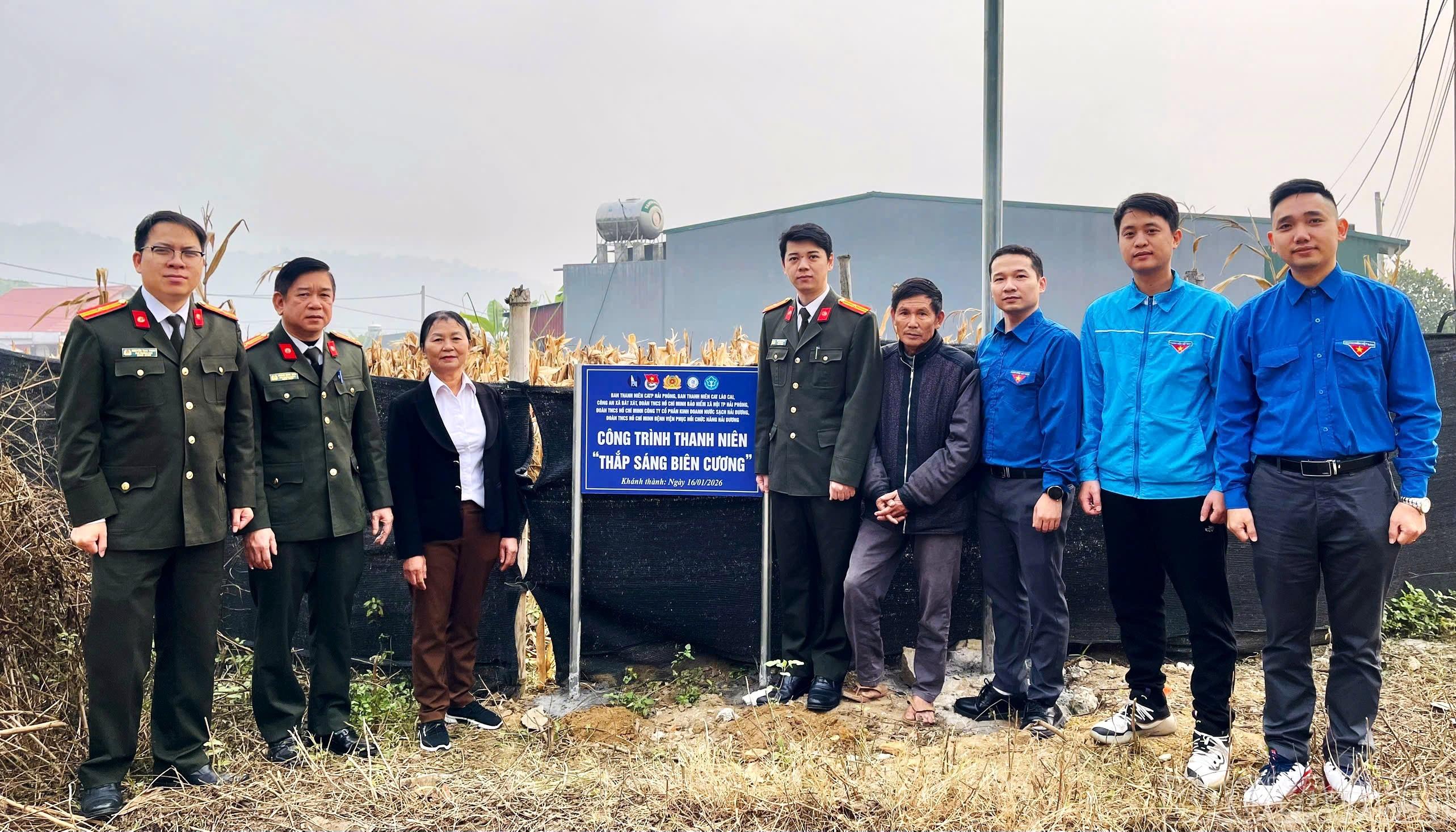 Kh&aacute;nh th&agrave;nh c&ocirc;ng tr&igrave;nh "Thắp s&aacute;ng bi&ecirc;n cương" tại th&ocirc;n 3, x&atilde; B&aacute;t X&aacute;t.