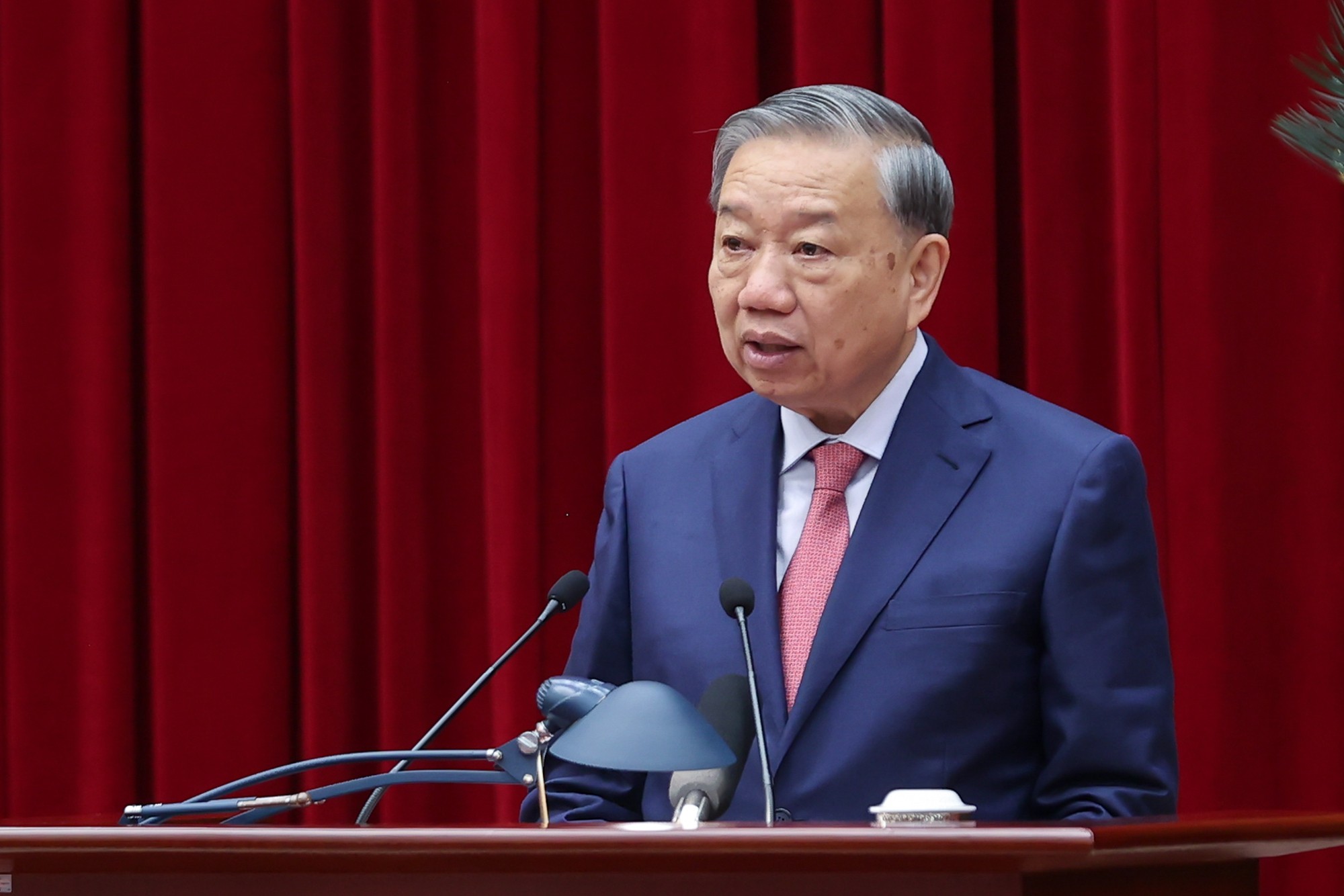 Tổng B&iacute; thư T&ocirc; L&acirc;m ph&aacute;t biểu khai mạc Hội nghị lần thứ 15 Kh&oacute;a XIII.