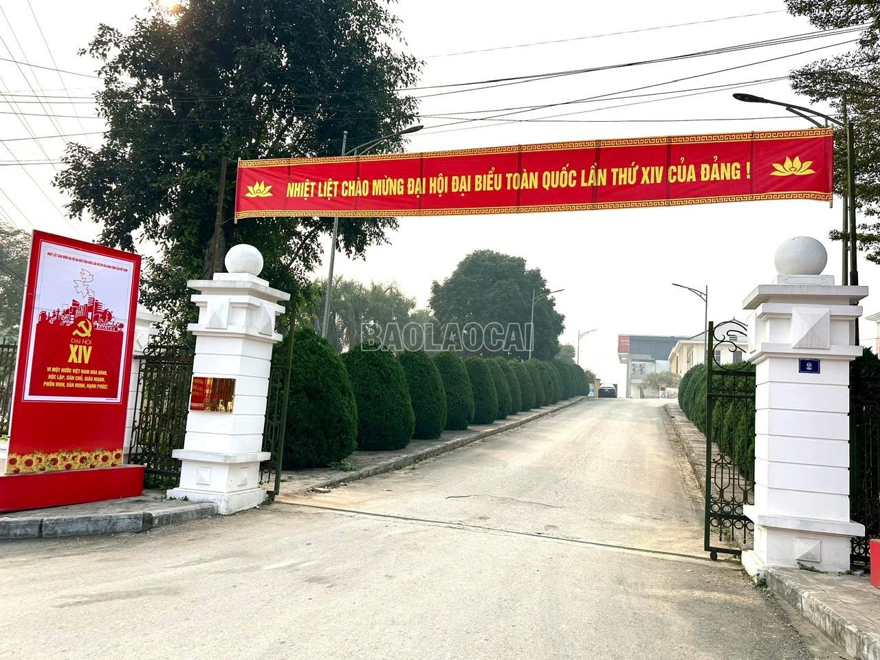 100% cơ quan, ban, ng&agrave;nh, đo&agrave;n thể tr&ecirc;n địa b&agrave;n x&atilde; Y&ecirc;n B&igrave;nh treo băng r&ocirc;n, cờ Đảng, cờ Tổ quốc theo quy định.