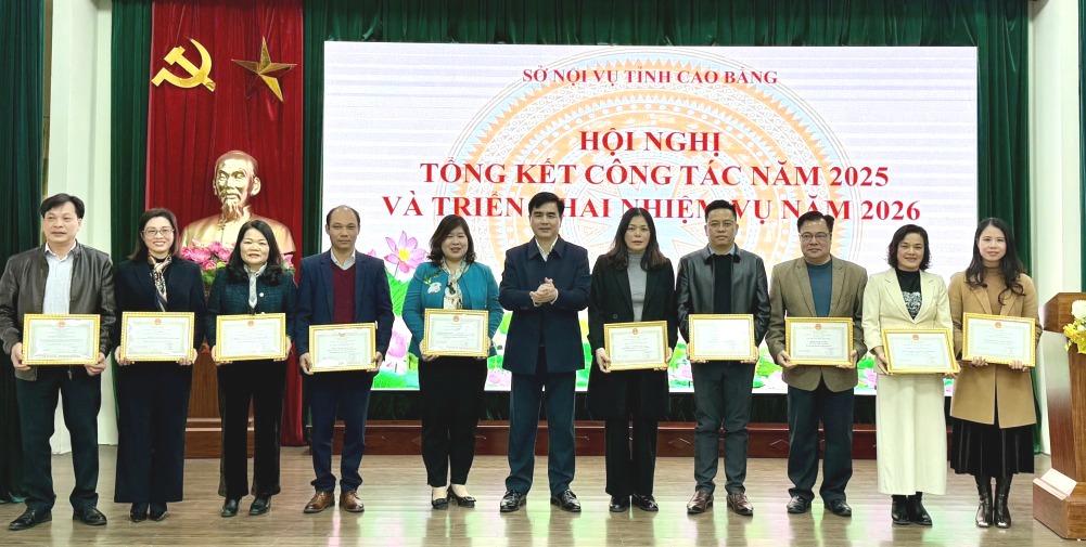 L&atilde;nh đạo Sở Nội vụ trao bằng khen cho cho c&aacute;c c&aacute; nh&acirc;n c&oacute; th&agrave;nh t&iacute;ch xuất sắc trong năm 2025.