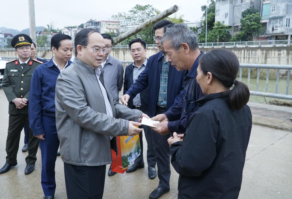 Bí thư tỉnh ủy Quản Minh Cường trao quà hỗ trợ các hộ gia đình bị ảnh hưởng cơn bão số 10, 11 trên địa bàn phường Thục Phán.