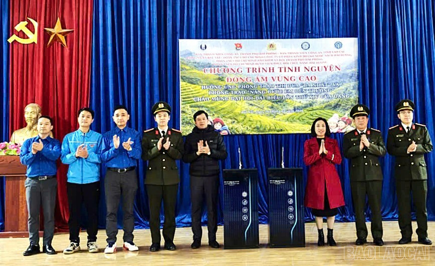 Đo&agrave;n trao phần qu&agrave; thiết thực cho nh&agrave; trường.