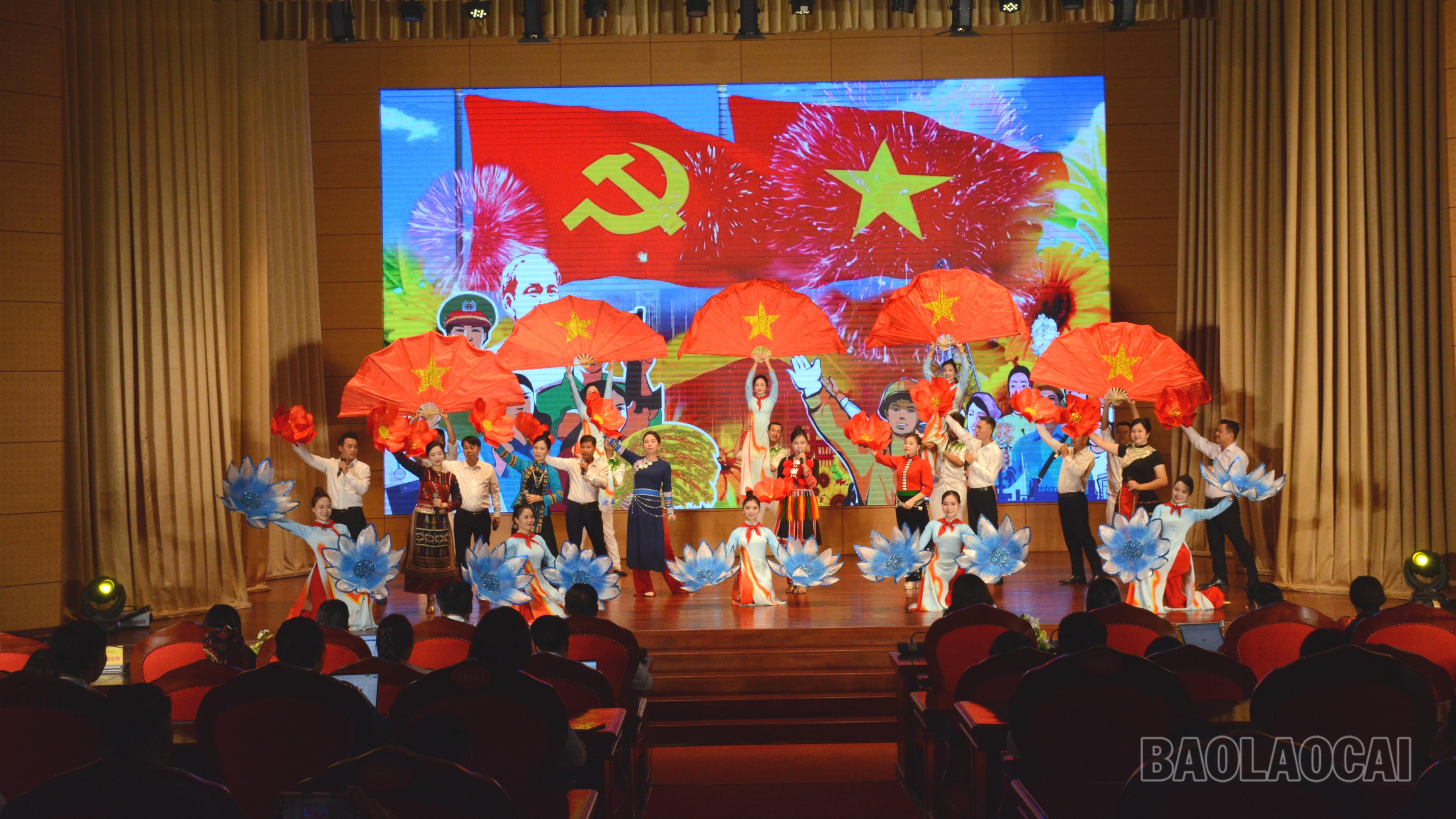 Một tiết mục văn nghệ chào mừng hội nghị. dsc-8018-127.jpg