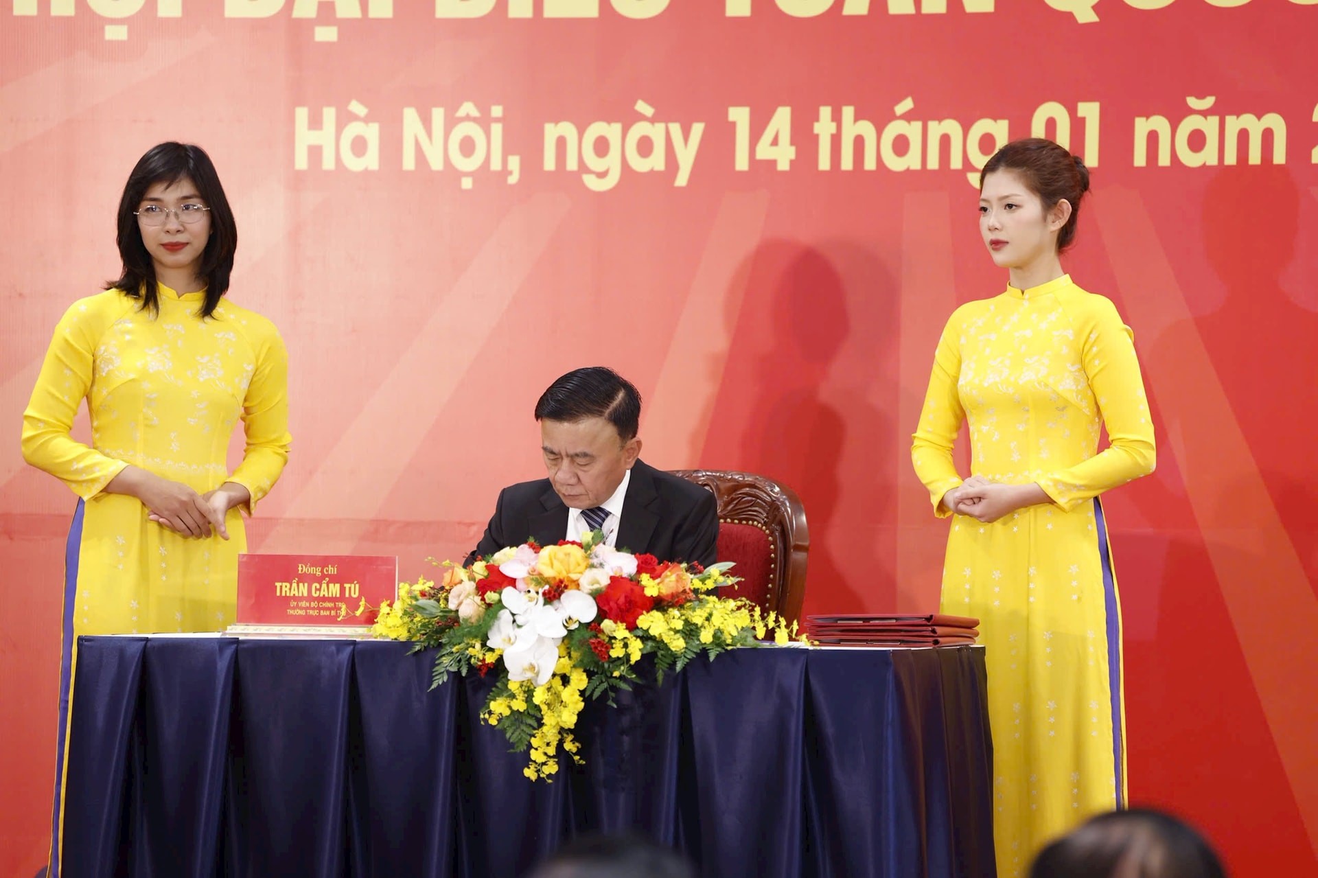 Ủy vi&ecirc;n Bộ Ch&iacute;nh trị, Thường trực Ban B&iacute; thư Trần Cẩm T&uacute; k&yacute; ph&aacute;t h&agrave;nh bộ tem.