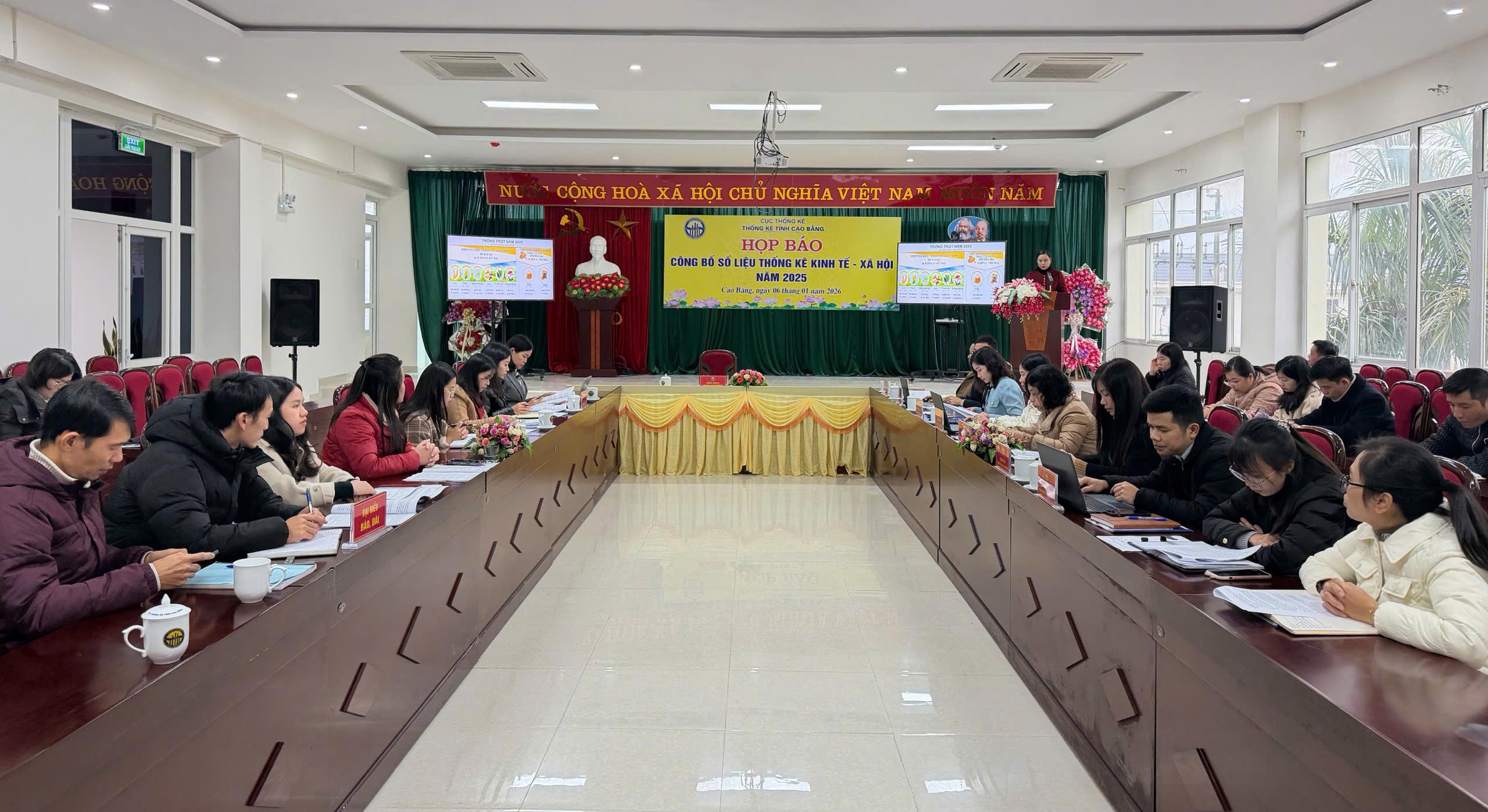 To&agrave;n cảnh buổi họp b&aacute;o.