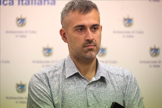 Ông Chinappi trả lời phỏng vấn của phóng viên tại Rome. Ông Chinappi trả lời phỏng vấn của phóng viên tại Rome.