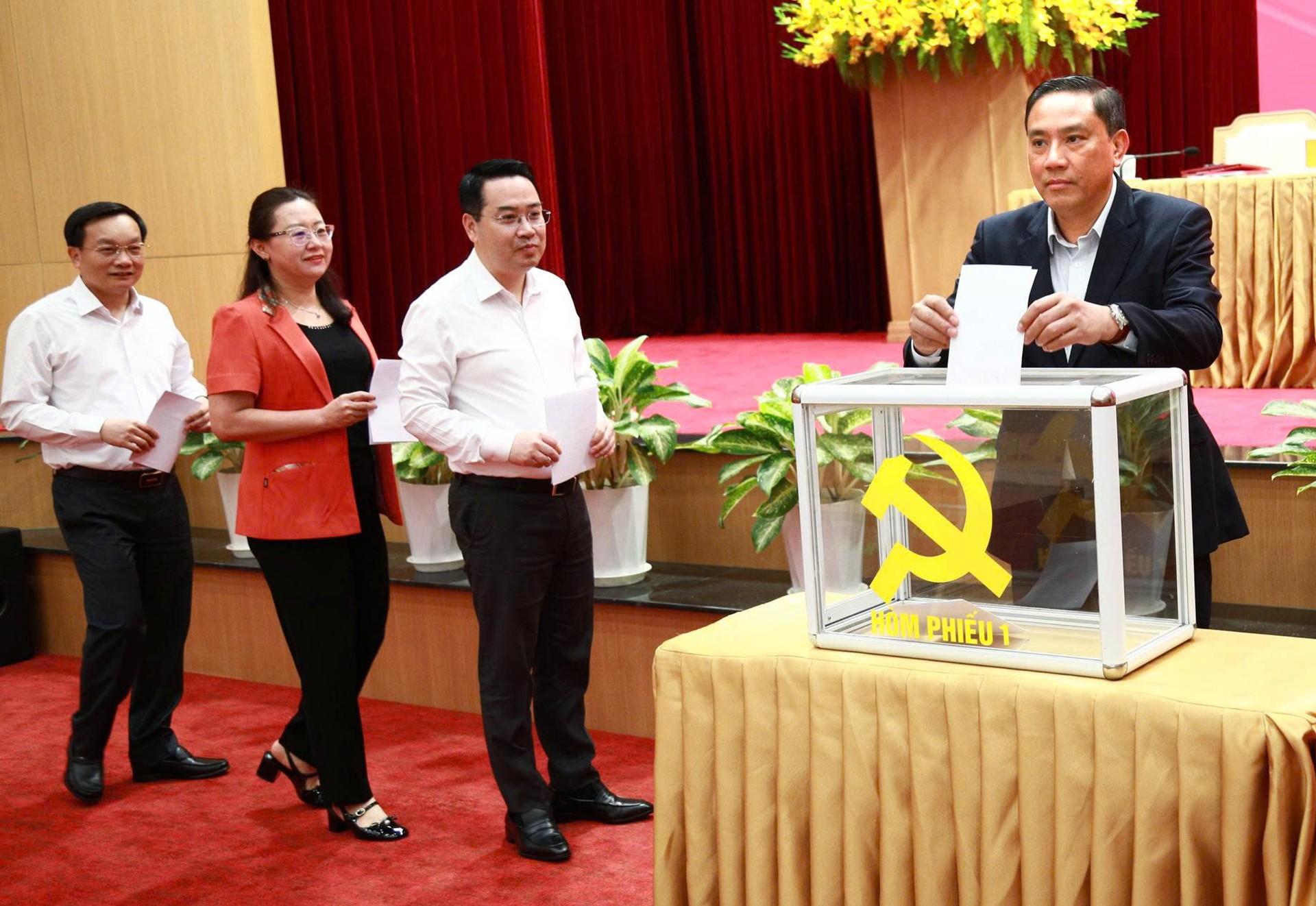 Các đồng chí bỏ phiếu bầu bổ sung Ủy viên Ban Thường vụ Tỉnh ủy nhiệm kỳ 2025 - 2030. 18-3-ongigang2.jpg