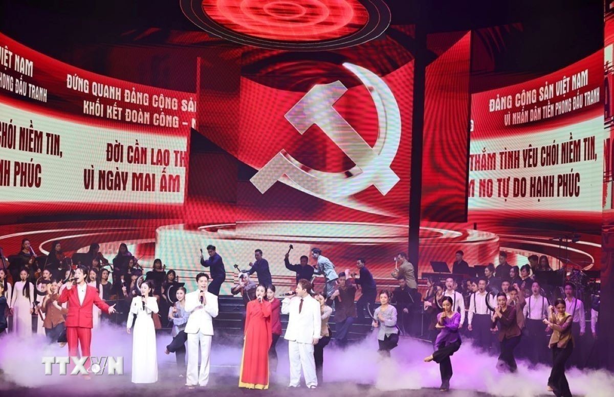 Tiết mục biểu diễn tại Chương tr&igrave;nh h&ograve;a nhạc ch&iacute;nh luận nghệ thuật đặc biệt &ldquo;M&atilde;i m&atilde;i niềm tin theo Đảng&rdquo;. (Ảnh: Minh Đức/TTXVN)