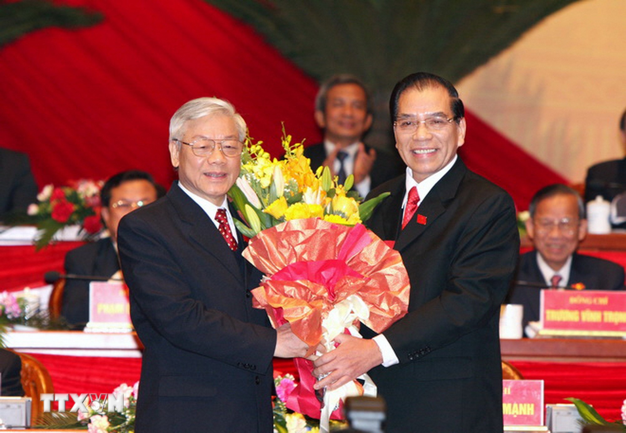 Đồng ch&iacute; Nguyễn Ph&uacute; Trọng được bầu l&agrave;m Tổng B&iacute; thư Ban Chấp h&agrave;nh Trung ương Đảng kh&oacute;a XI. (Ảnh: TTXVN)