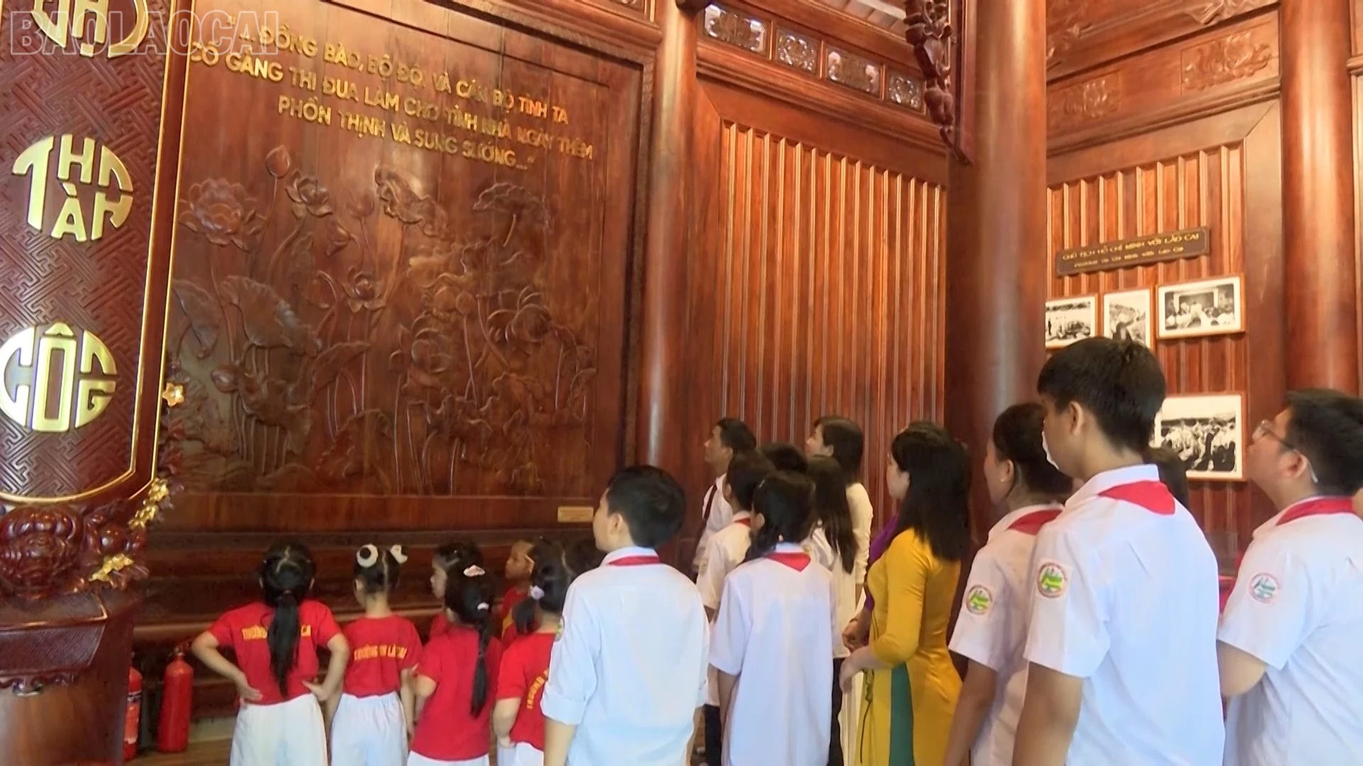 Người dân và học sinh về thăm Nhà tưởng niệm Bác Hồ. baolaocai-tl_theo-chan-bac-13.jpg