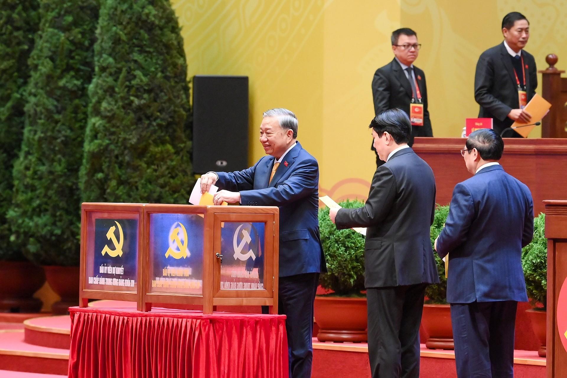 C&aacute;c l&atilde;nh đạo Đảng v&agrave; Nh&agrave; nước bỏ phiếu bầu Ban Chấp h&agrave;nh Trung ương kh&oacute;a XIV.