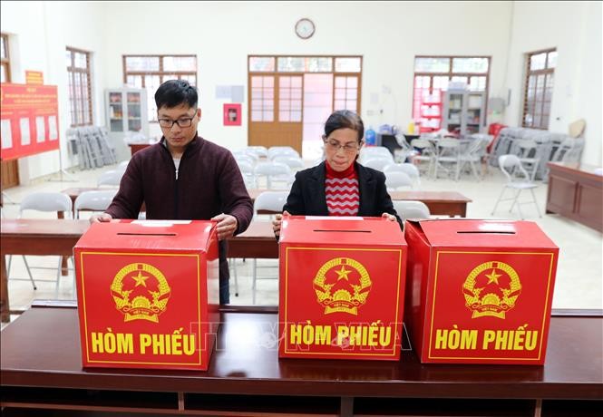 Tổ bầu cử khối Đại Thắng, phường Lương Văn Tri, tỉnh Lạng Sơn kiểm tra hòm phiếu. Ảnh: Văn Đạt/TTXVN