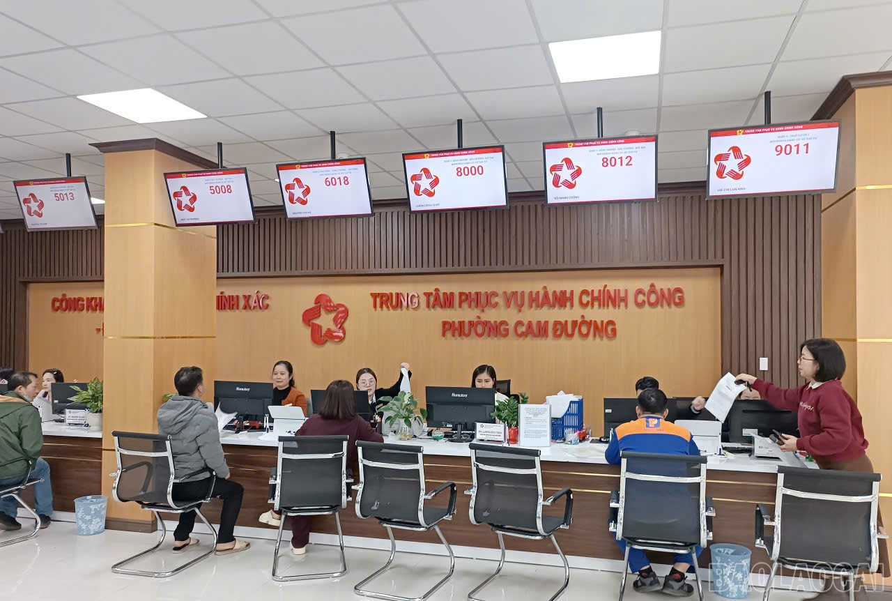 Giải quyết thủ tục hành chính cho người dân tại Trung tâm Phục vụ hành chính phường Cam Đường. baolaocai-br_z7406054229285-7280d760d8a68043c2780859af75cd4e.jpg