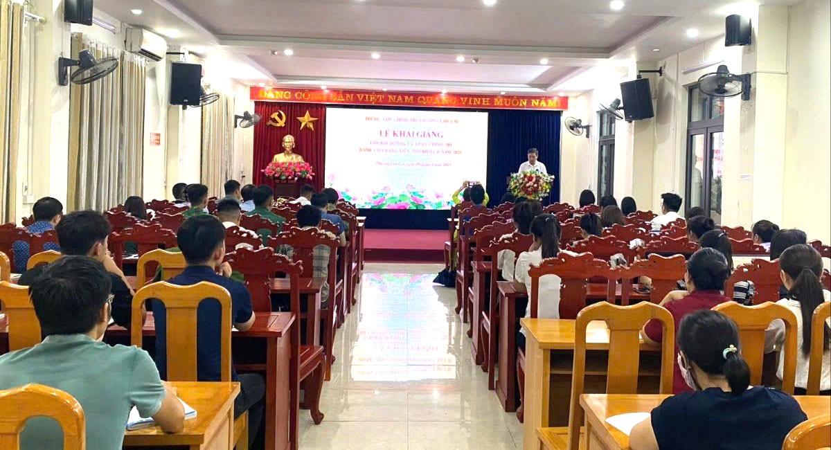 Quang cảnh Lễ khai giảng lớp bồi dưỡng lý luận chính trị cho đảng viên mới khóa II năm 2025 quangcanh1-cut.jpg