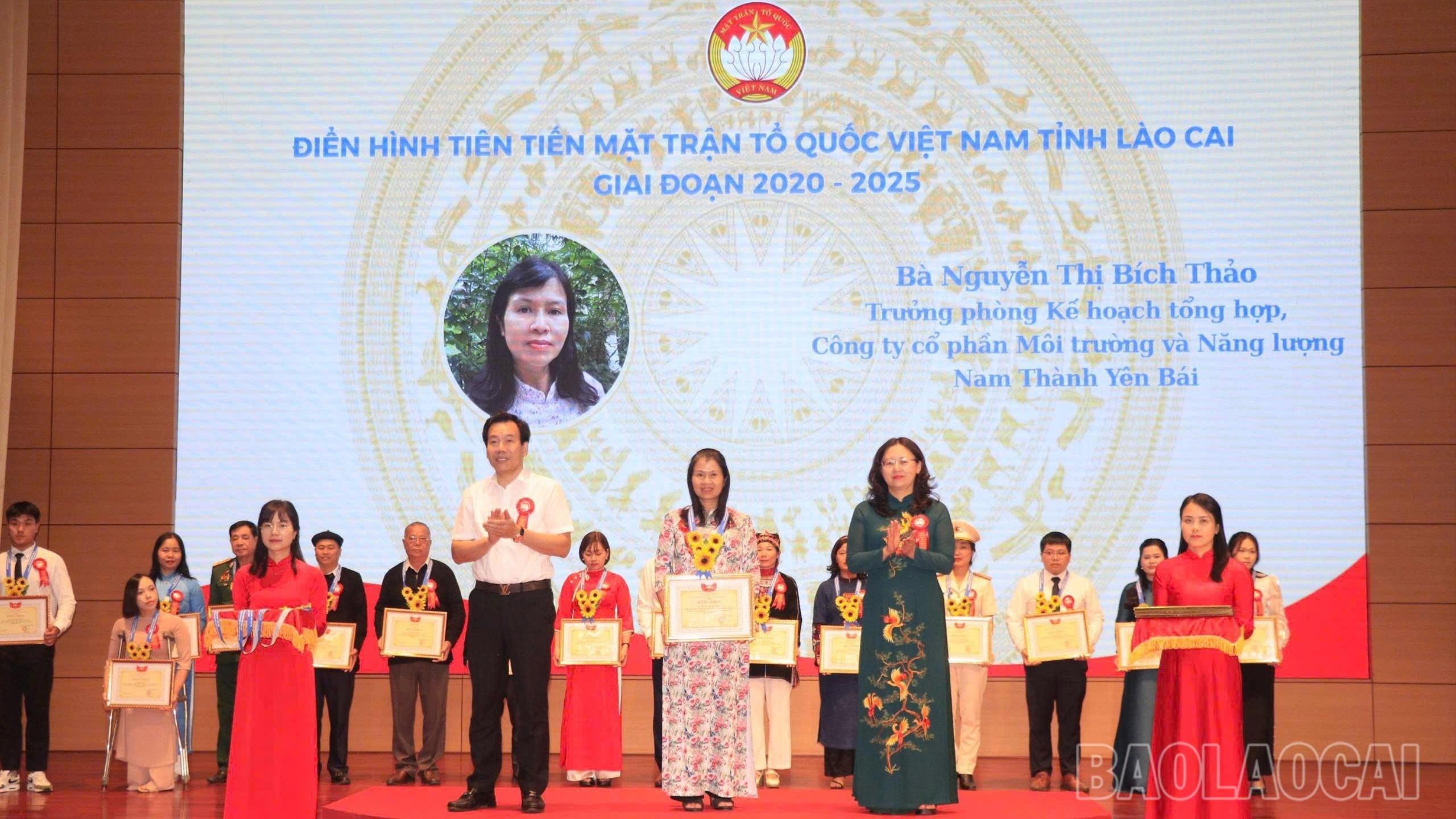 Đồng chí Giàng Thị Dung, Phó Bí thư Tỉnh ủy, Chủ tịch Ủy ban Mặt trận Tổ quốc tỉnh và đồng chí Dương Đức Huy - Ủy viên Ban Thường vụ Tỉnh ủy, Trưởng Ban Tuyên giáo và Dân vận Tỉnh ủy tặng Bằng khen cho các cá nhân tiêu biểu có thành tích xuất sắc trong Phong trào thi đua yêu nước. vip-2-5226.jpg