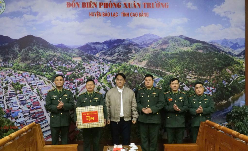 B&iacute; thư Tỉnh ủy Phan Thăng An tặng qu&agrave; c&aacute;n bộ, chiến sỹ Đồn bi&ecirc;n ph&ograve;ng Xu&acirc;n Trường. 