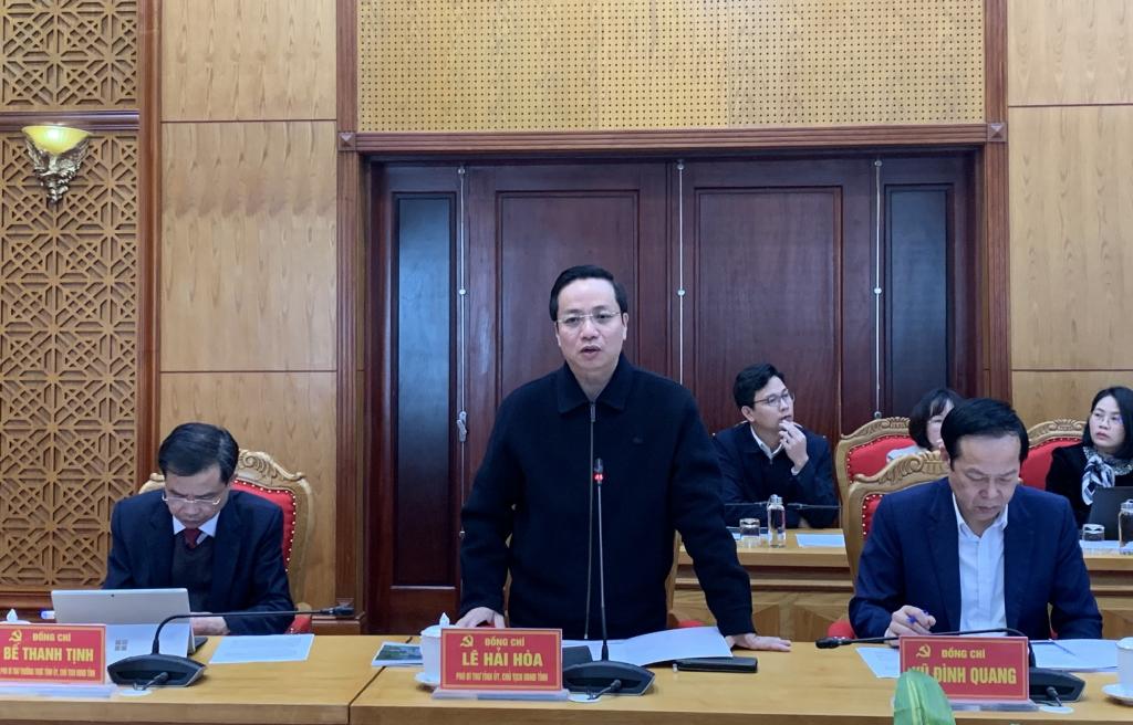 Chủ tịch UBND tỉnh L&ecirc; Hải H&ograve;a ph&aacute;t biểu tại cuộc họp.