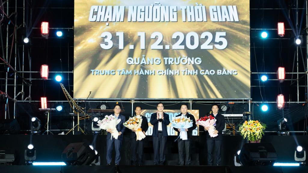 Đồng ch&iacute; Vũ Hồng Quang, Ph&oacute; B&iacute; thư Tỉnh ủy, Chủ tịch UB MTTQ tỉnh tặng hoa cho c&aacute;c đơn vị tđồng tổ chức. 