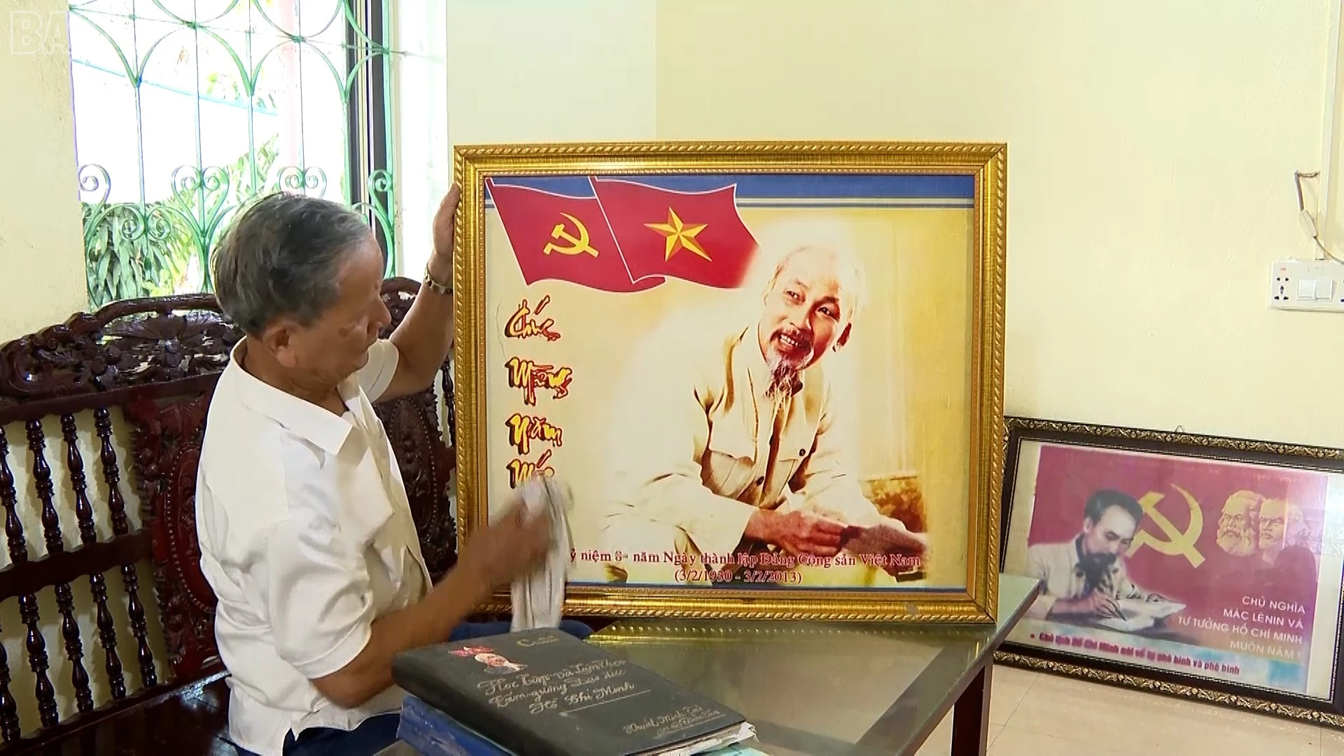 Nhờ những kỷ vật ấy, lịch sử không còn chỉ hiện diện trong sách vở mà trở nên gần gũi hơn qua câu chuyện của những người đã từng sống trong thời đại ấy. baolaocai-tl_theo-chan-bac-15.jpg