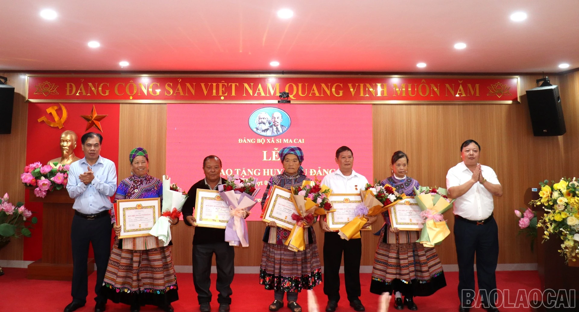 Các đảng viên nhận Huy hiệu 30 năm tuổi Đảng. baolaocai-br_s2.jpg