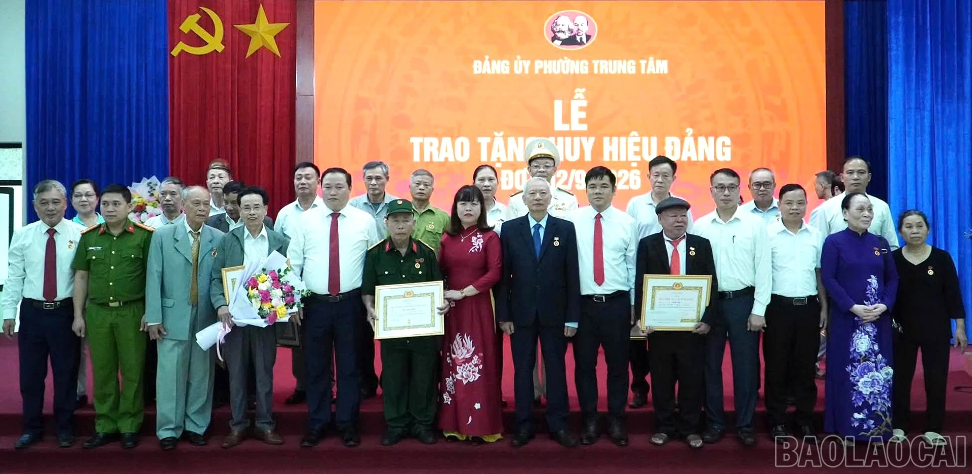 Các đảng viên được trao tặng Huy hiệu Đảng đợt 2/9, chụp ảnh lưu niệm cùng lãnh đạo phường Trung Tâm. baolaocai-br_q.jpg