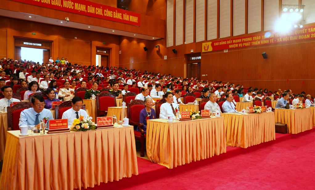 Các đồng chí lãnh đạo tỉnh và đại biểu dự đại hội.