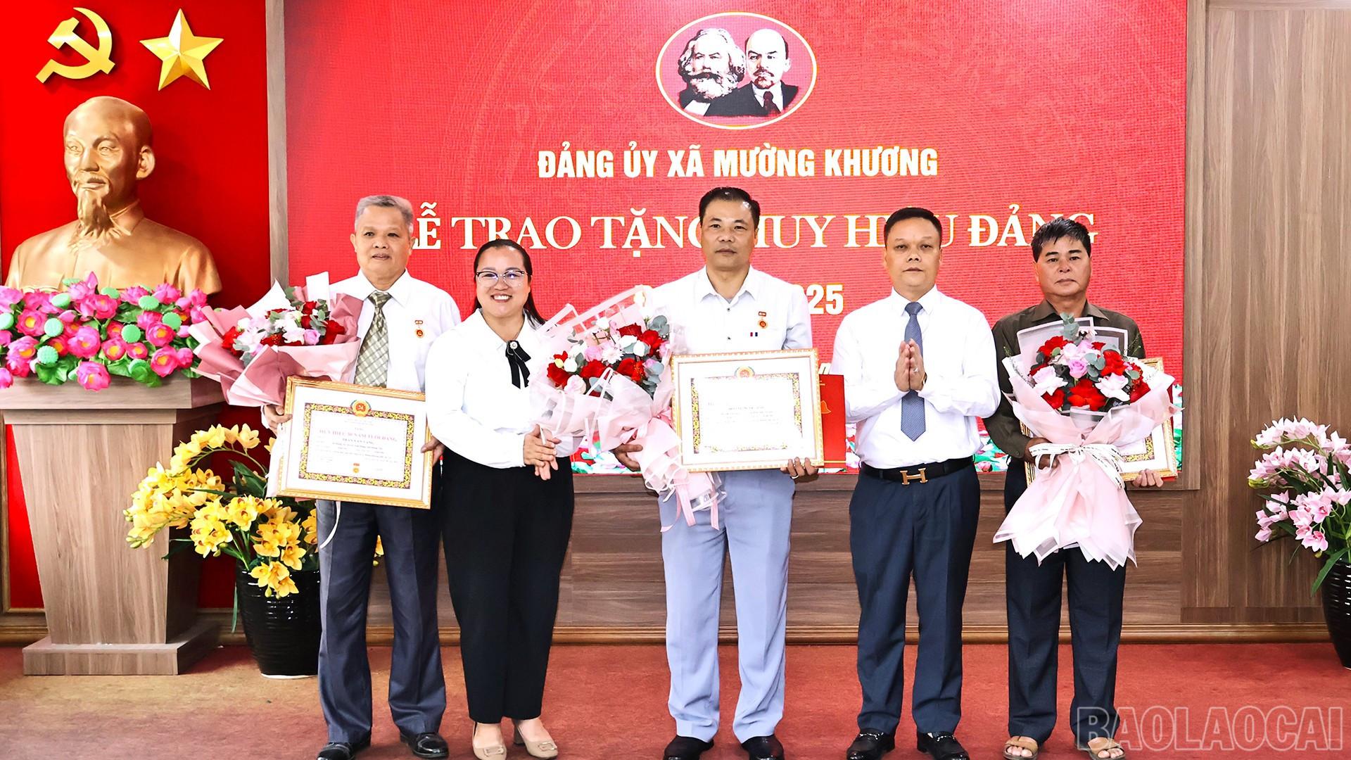 Các đồng chí đảng viên được trao tặng huy hiệu 30 năm tuổi Đảng. baolaocai-br_31-8-mk30.jpg