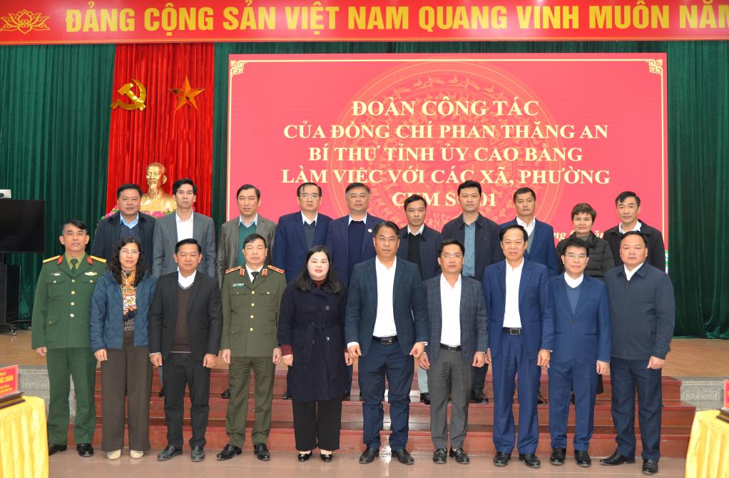 Đo&agrave;n c&ocirc;ng t&aacute;c chụp ảnh lưu niệm với l&atilde;nh đạo c&aacute;c địa phương.
