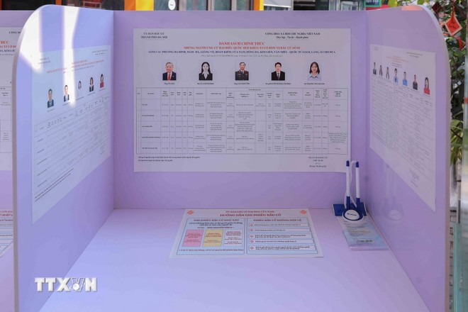 Khu vực cabin bầu cử đã được lắp đặt và trang bị đầy đủ để phục vụ cử tri phường Cửa Nam (Hà Nội).