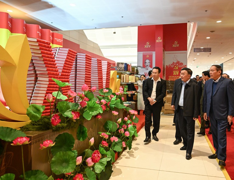 Thường trực Ban B&iacute; thư Trần Cẩm T&uacute;, Trưởng Tiểu ban Tổ chức phục vụ Đại hội kiểm tra sơ duyệt c&ocirc;ng t&aacute;c tổ chức Đại hội XIV của Đảng.