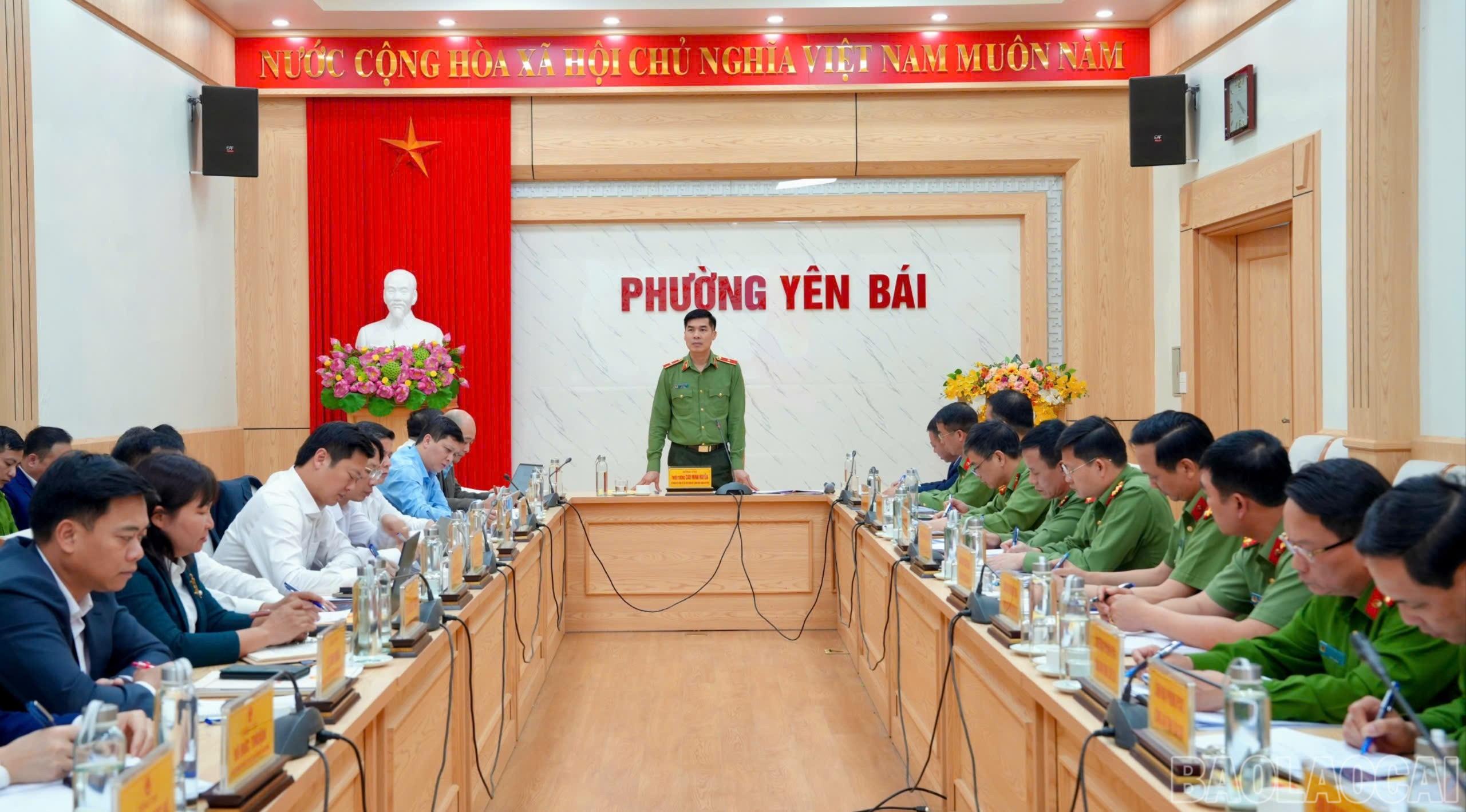 Thiếu tướng Cao Minh Huyền phát biểu tại buổi làm việc với các phường: Yên Bái, Âu Lâu, Văn Phú, Nam Cường.