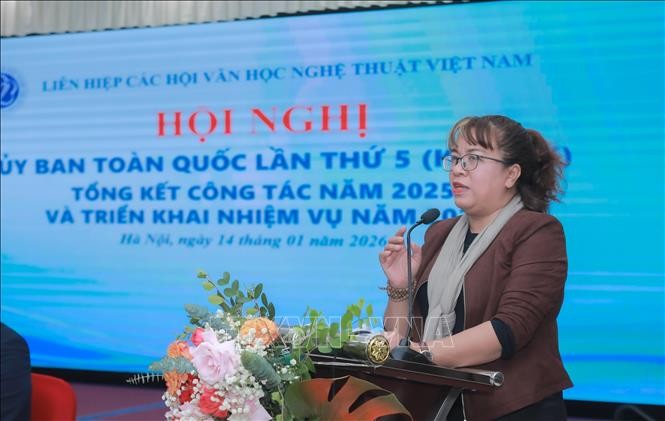 Chủ tịch Hội Văn học Nghệ thuật tỉnh Đắk Lắk Ni&ecirc; Thanh Mai tr&igrave;nh b&agrave;y tham luận, ng&agrave;y 14/1.