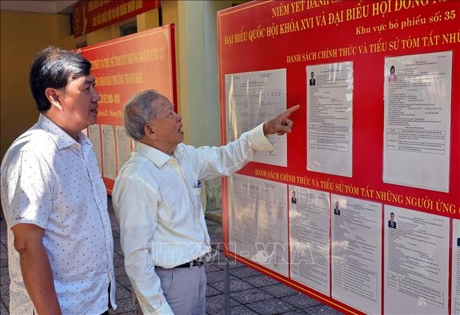 Cử tri thành phố Đà Nẵng theo dõi danh sách, tiểu sử các ứng cử viên được niêm yết công khai tại nhà sinh hoạt cộng đồng.