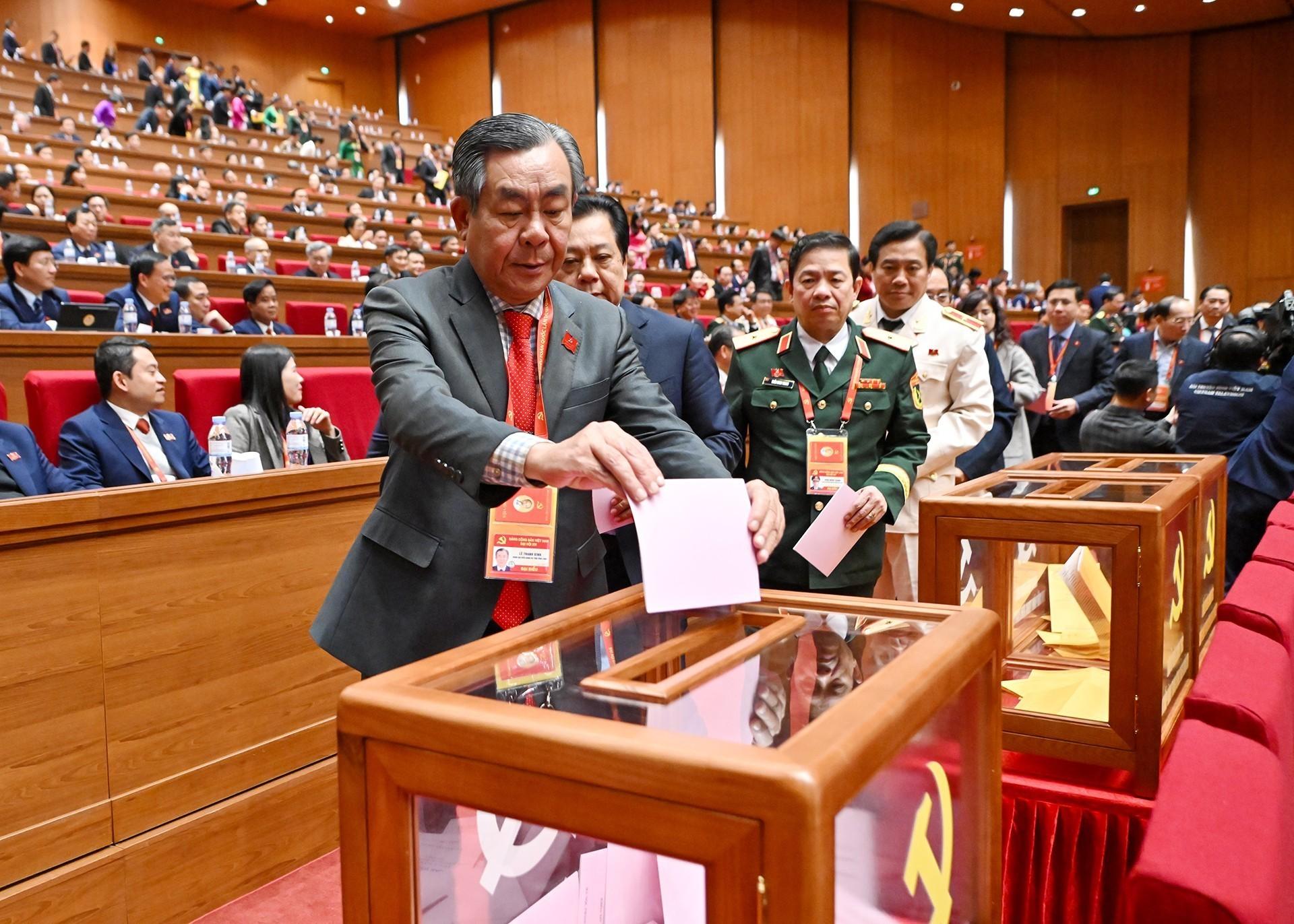 C&aacute;c đại biểu bỏ phiếu bầu Ban Chấp h&agrave;nh Trung ương kh&oacute;a XIV.