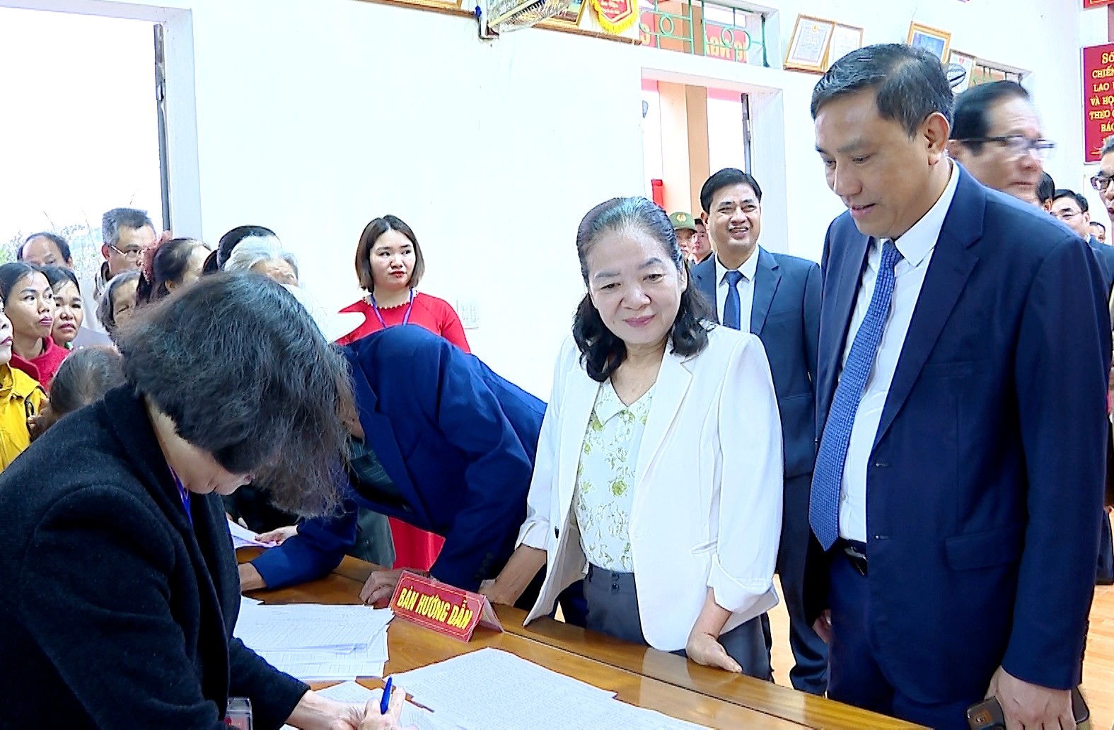 Phó Bí thư Thường trực Tỉnh ủy Hoàng Giang kiểm tra bầu cử tại khu vực bỏ phiếu số 21 xã Trấn Yên 476-787200-00-45-00still001.jpg