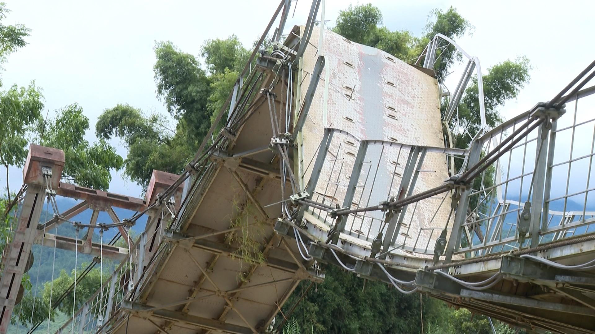 Nước lũ tàn phá cầu treo trên địa bàn xã Tú Lệ. lim-thai-8.jpg