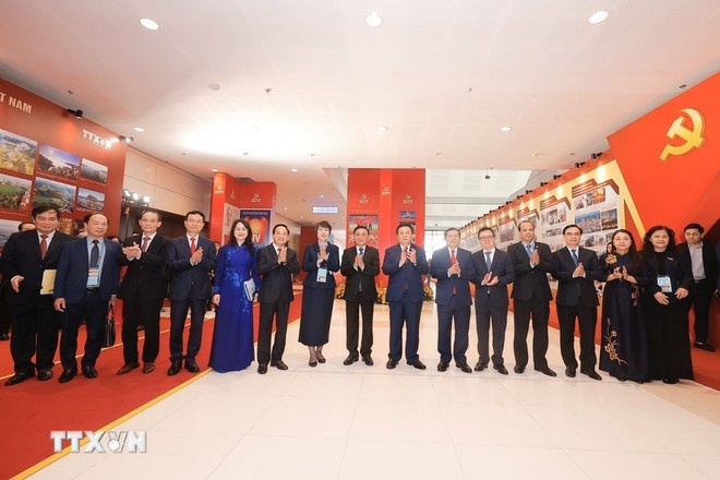 Thường trực Ban B&iacute; thư Trần Cẩm T&uacute; c&ugrave;ng c&aacute;c đại biểu tham quan Khu trưng b&agrave;y s&aacute;ch, b&aacute;o phục vụ Đại hội.