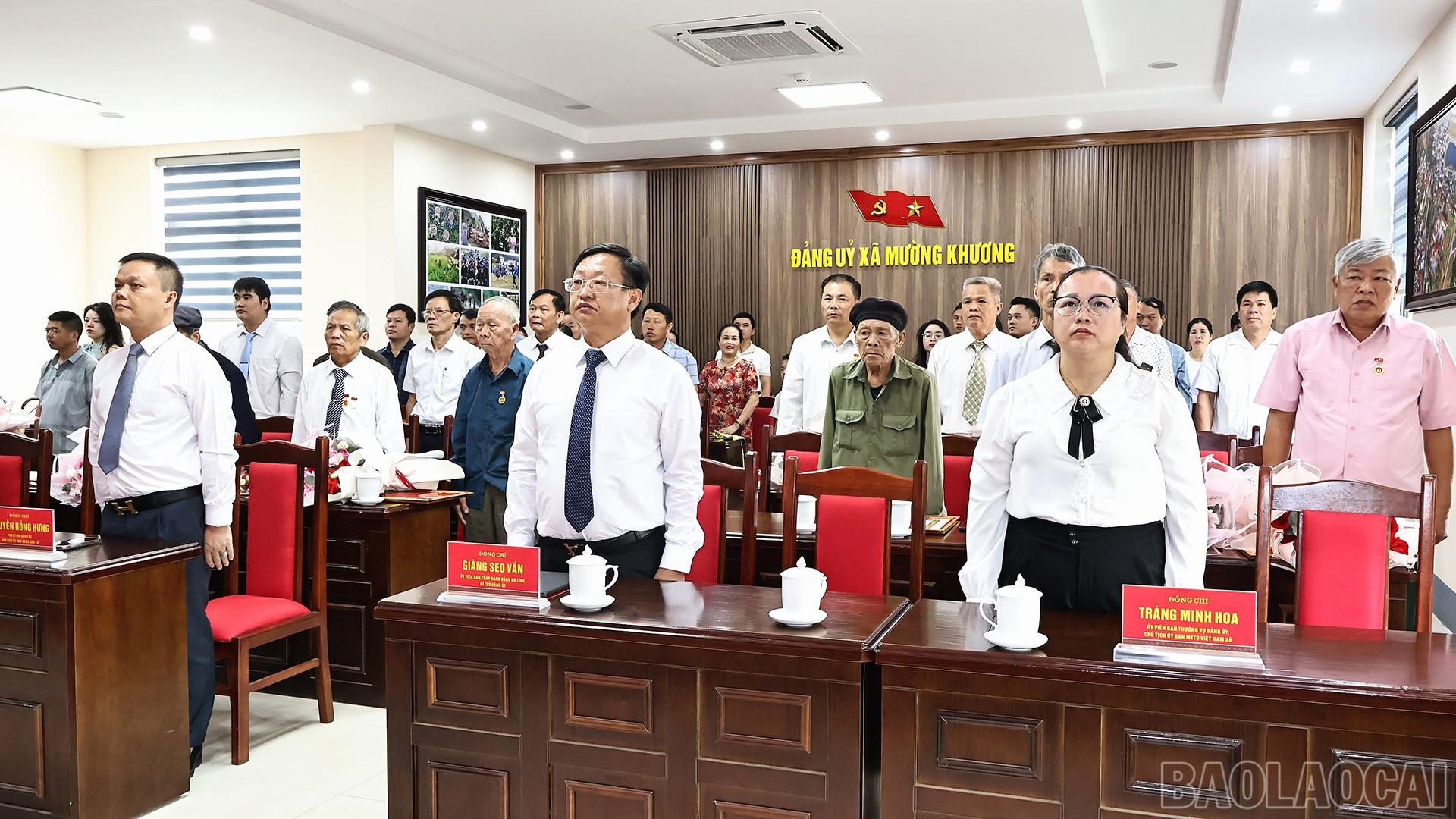 Các đại biểu thực hiện nghi thức chào cờ. baolaocai-br_31-8-mkchao-co.jpg