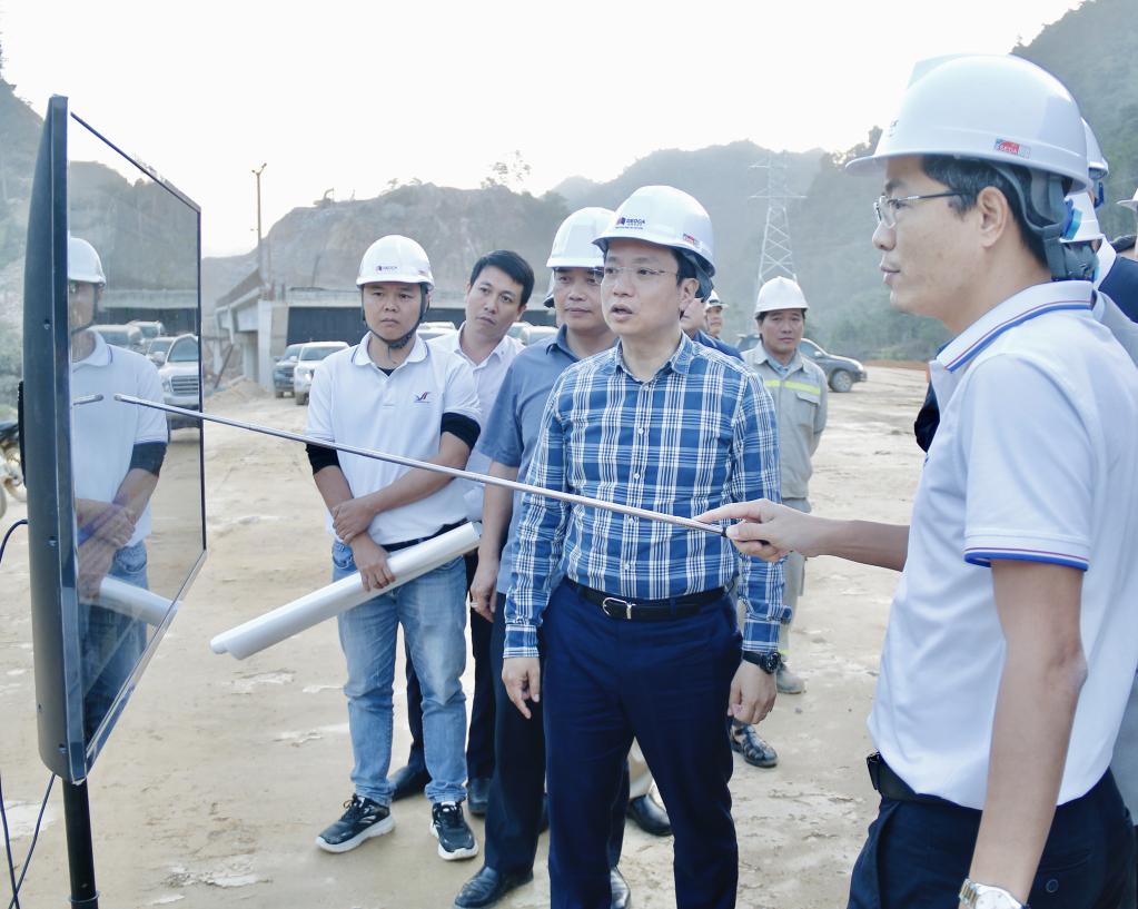 Chủ tịch UBND tỉnh L&ecirc; Hải H&ograve;a kiểm tra tiến độ thi c&ocirc;ng c&aacute;c hạng mục tại c&ocirc;ng trường.